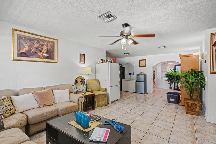Spacious 6-bedroom single-family home with NO HOA offering - photo 4