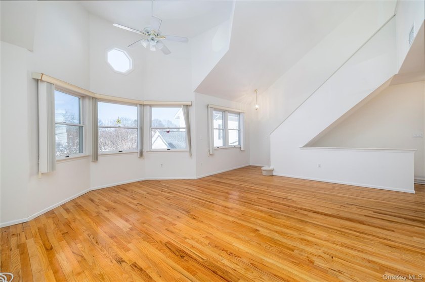 Welcome to the Victorian Homeowners Association in Wantagh. This - photo 4