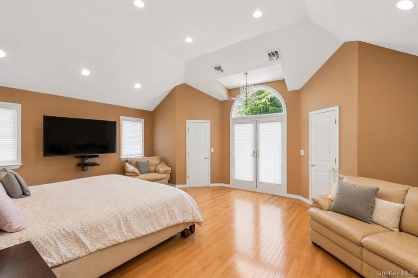 Welcome to this exceptional Hewlett residence, where timeless - photo 14