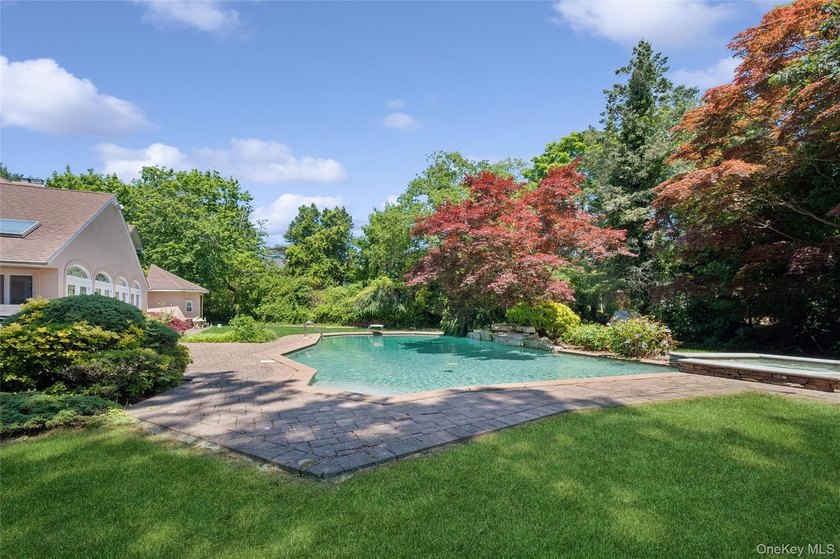 Welcome to this exceptional Hewlett residence, where timeless - photo 26