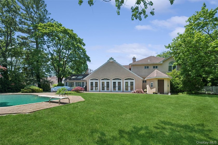 Welcome to this exceptional Hewlett residence, where timeless - photo 27