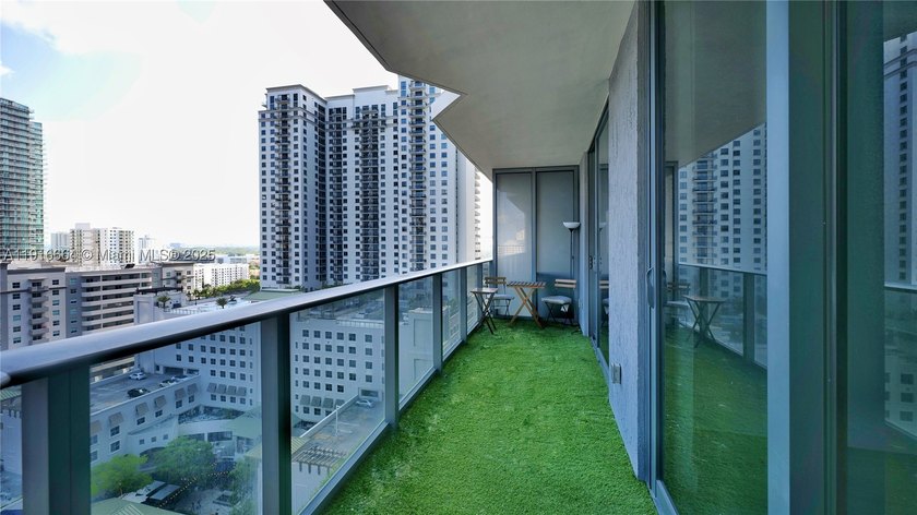 Spacious 1 Bedroom + Den | 2 Full Bathrooms | Stunning City - photo 31
