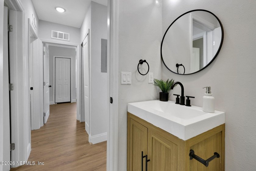 Welcome to this beautifully renovated 3-bedroom, 1.5-bath home - photo 31