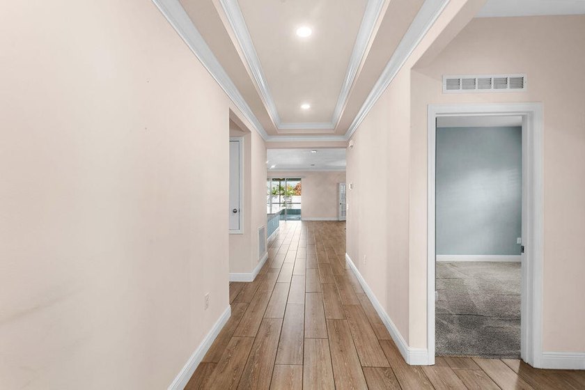 Welcome to this beautiful home in Torino with 4 Bedrooms, 3 - photo 5