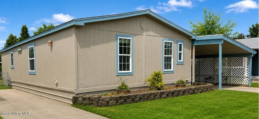 Freshly updated 3 bedroom, 2 bath manufactured home offering 1 - photo 2