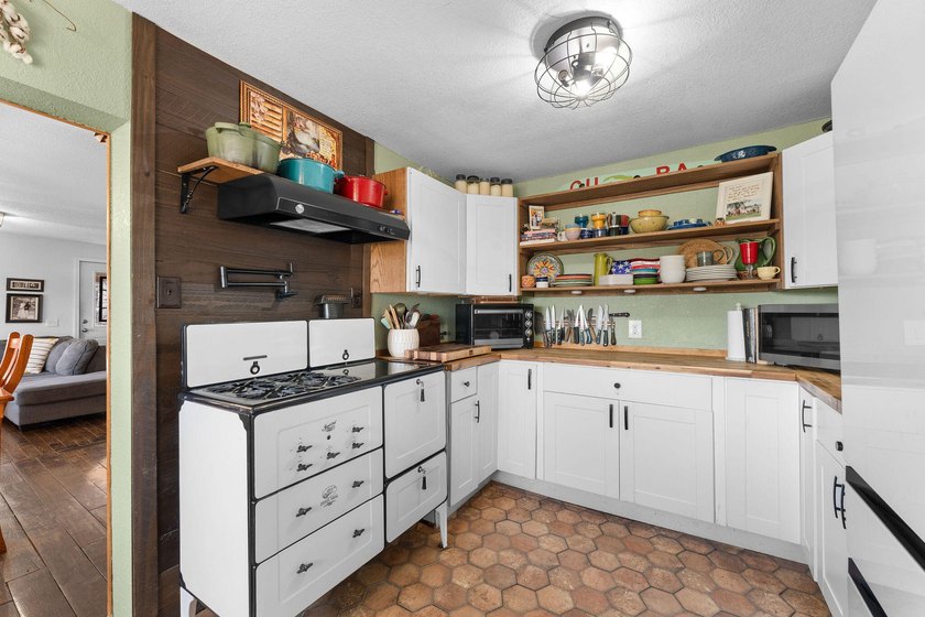 Farmhouse &amp; Turnkey Event Venue on 2.85 Unrestricted Acres in - photo 17