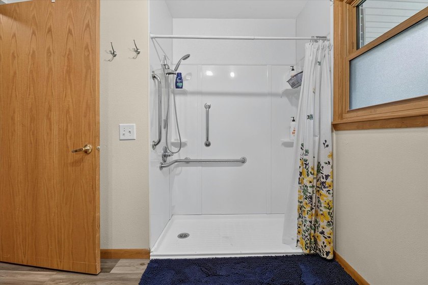 Beautifully remodeled all-brick ranch on a sprawling 2.2-acre - photo 17