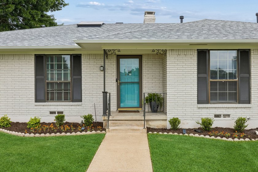 Nestled in the highly sought-after Canyon Creek neighborhood - photo 3