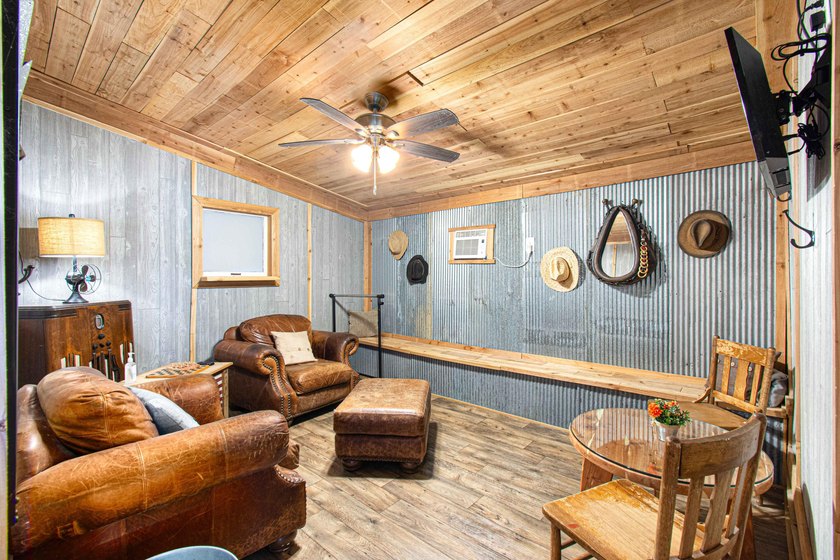 Farmhouse &amp; Turnkey Event Venue on 2.85 Unrestricted Acres in - photo 37