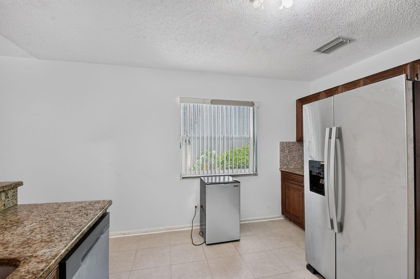 COME AND SEE THIS SPACIOUS 2 STORY HOME LOCATED IN CENTRAL - photo 17