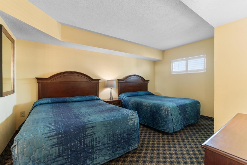 This beautifully furnished three bedroom Penthouse level unit at - photo 18