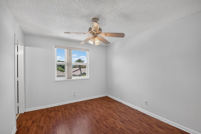 COME AND SEE THIS SPACIOUS 2 STORY HOME LOCATED IN CENTRAL - photo 32
