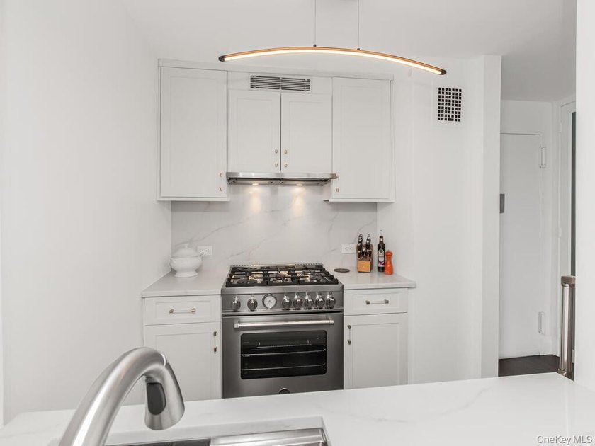 Enjoy never-ending, beautiful, unobstructed Hudson River views - photo 4