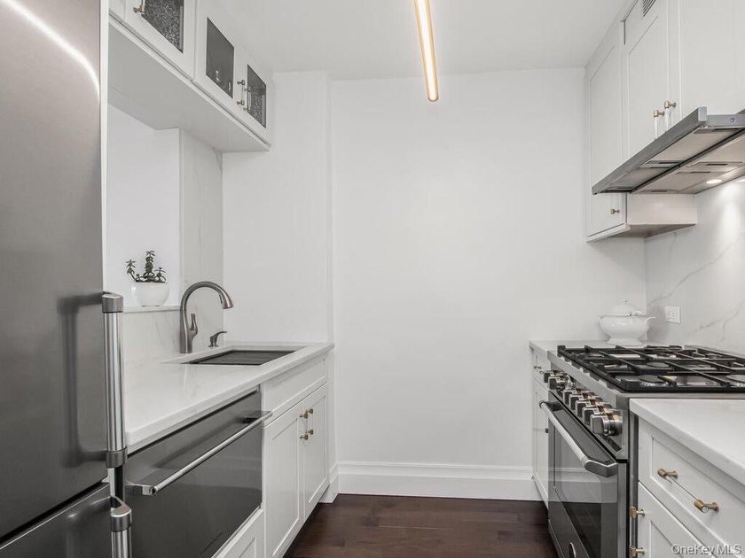 Enjoy never-ending, beautiful, unobstructed Hudson River views - photo 6