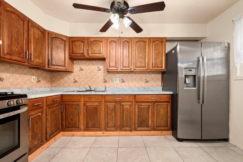 Turnkey and sun-drenched, 79 Amboy Street is a spacious - photo 4