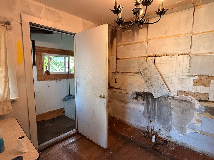 Handyman Special! This 3 bedroom, in town home is ready for its - photo 13