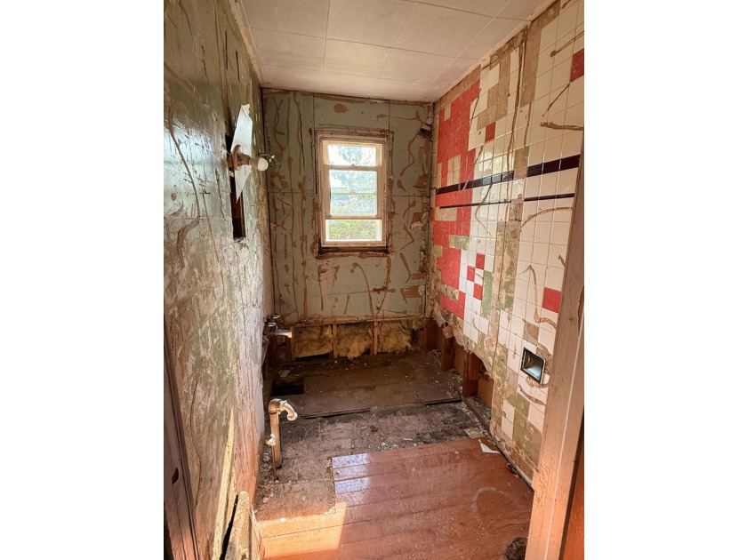 Handyman Special! This 3 bedroom, in town home is ready for its - photo 16