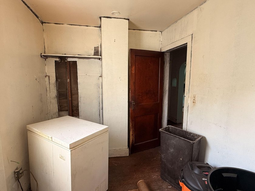 Handyman Special! This 3 bedroom, in town home is ready for its - photo 17