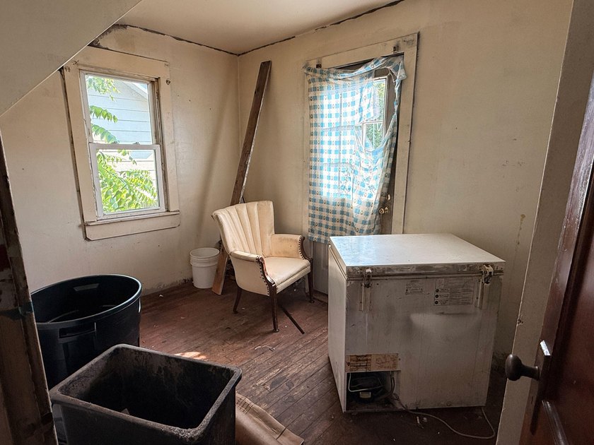 Handyman Special! This 3 bedroom, in town home is ready for its - photo 18
