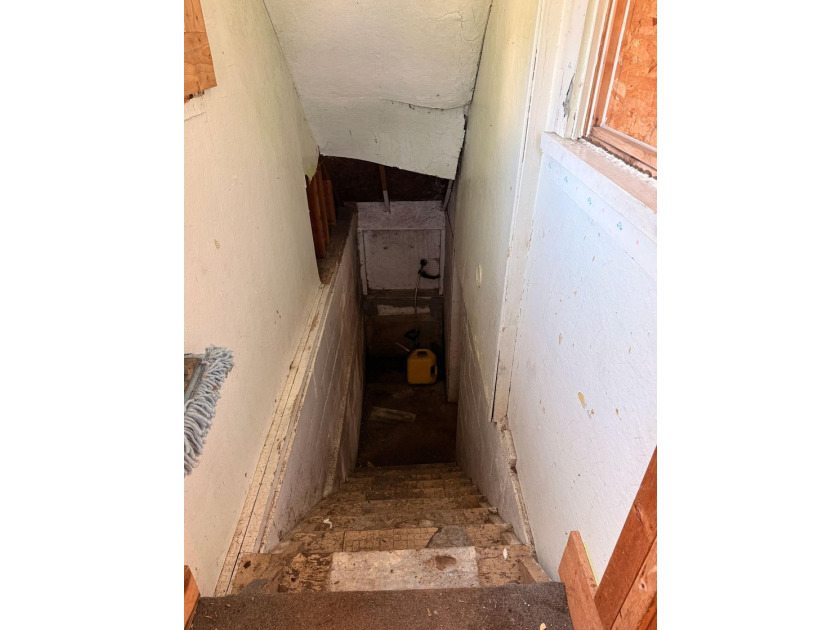Handyman Special! This 3 bedroom, in town home is ready for its - photo 23