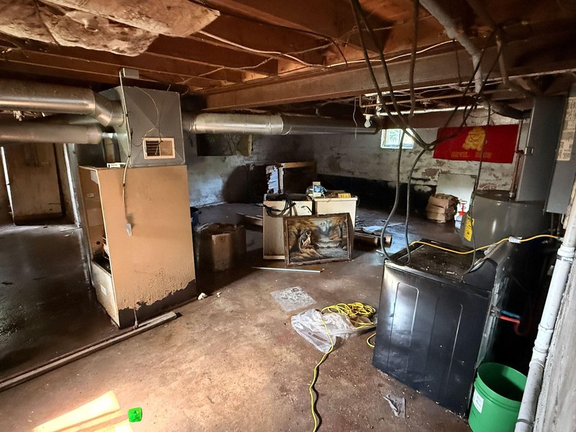 Handyman Special! This 3 bedroom, in town home is ready for its - photo 24