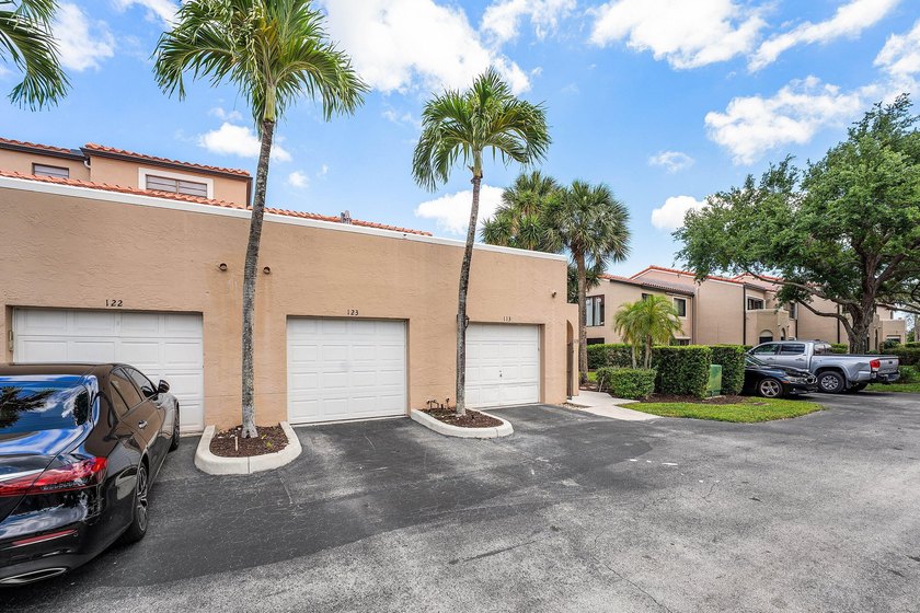SELLER WILL PAY CONDO DUES FOR BUYER FOR REMAINDER OF 2026!!! - photo 34