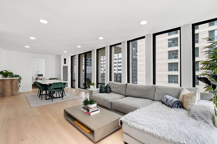 Fully renovated in 2021, this stunning 3-bedroom, 2-bath corner - photo 11