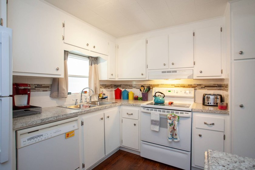 Updated in 2019. Square-shape kitchen. Separate dining area - photo 9