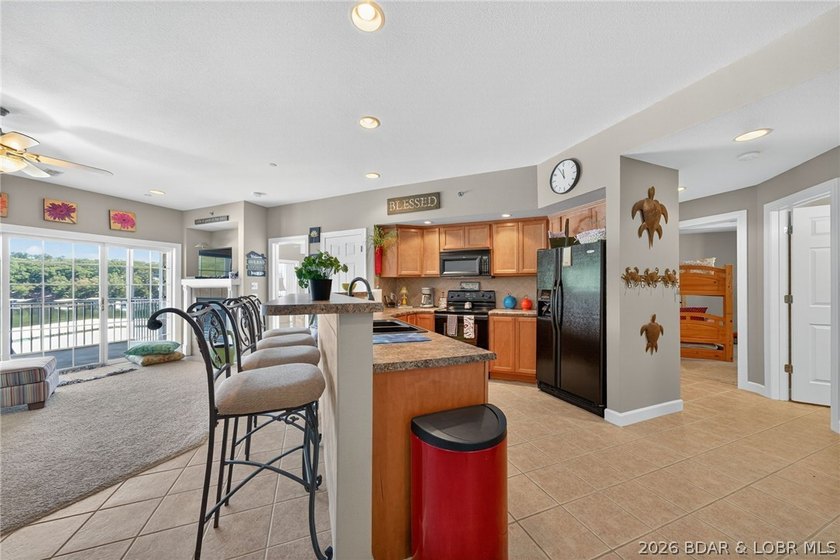 Lakefront living at its best! This 3BR/2BA, 1,400 sq ft condo in - photo 25
