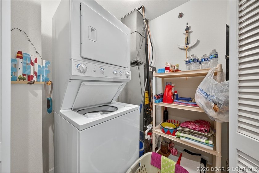 Lakefront living at its best! This 3BR/2BA, 1,400 sq ft condo in - photo 33