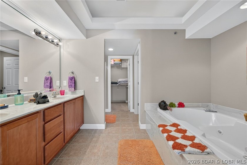 Lakefront living at its best! This 3BR/2BA, 1,400 sq ft condo in - photo 40