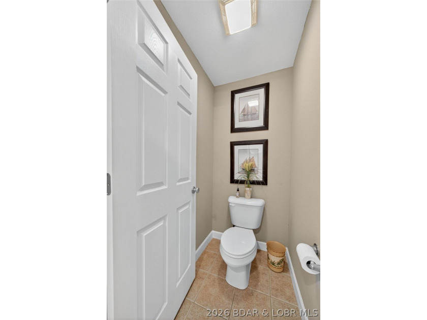 Lakefront living at its best! This 3BR/2BA, 1,400 sq ft condo in - photo 42