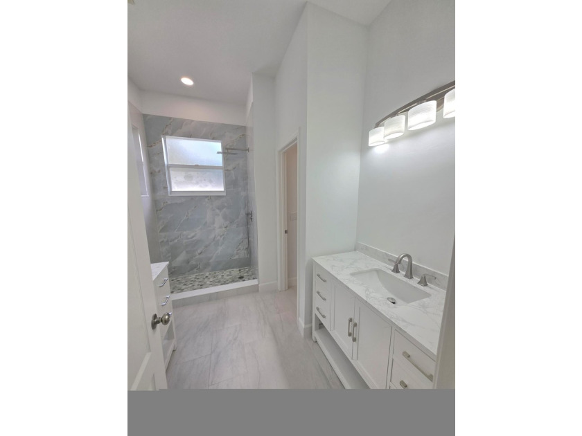 RENOVATED! New Kitchen cabinets, new quartz counter top, New - photo 17