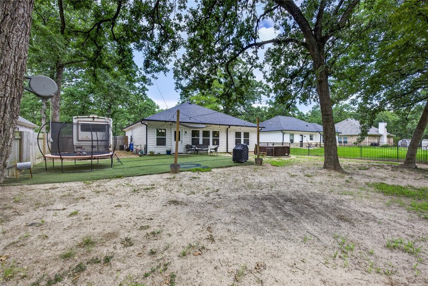 Welcome home to this modern and cozy home in Gun Barrel City! - photo 21
