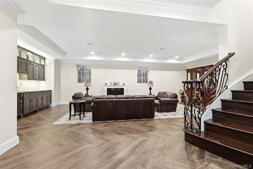 Nestled within the prestigious waterfront enclave of Malba, one - photo 22