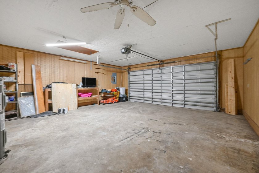Three-bedroom, two-bathroom, single-story ranch home with a - photo 30