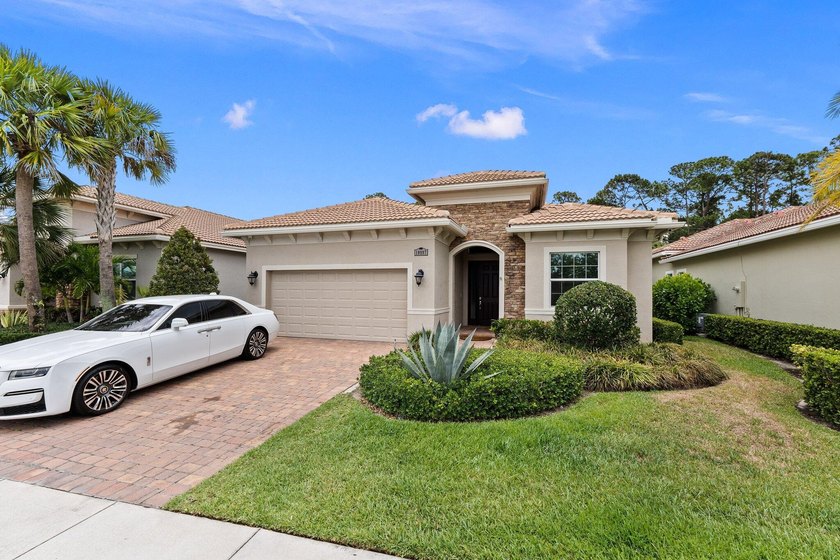 Welcome to your dream home! Nestled in the nicest Port St. Lucie - photo 4