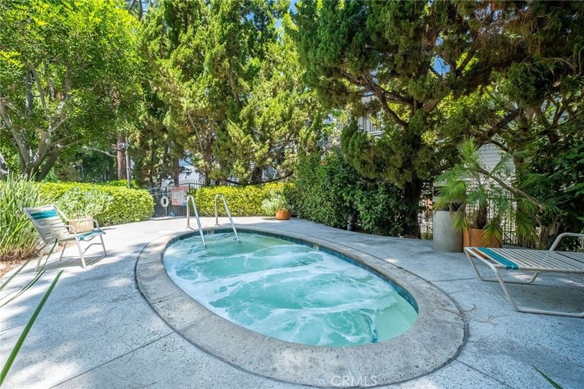 Welcome to this beautifully fully furnished, move-in-ready - photo 27