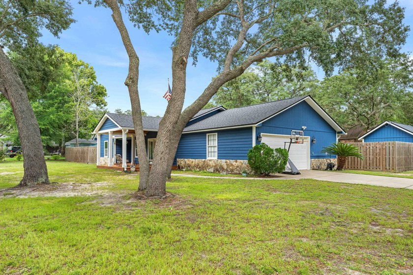 Beautifully renovated home tucked away on a quiet cul-de-sac in - photo 32