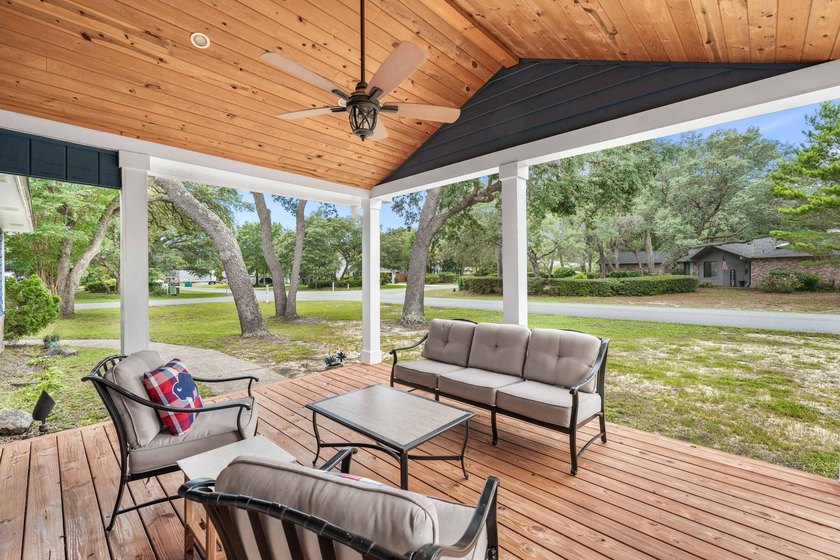 Beautifully renovated home tucked away on a quiet cul-de-sac in - photo 35