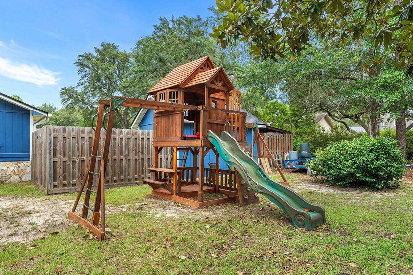 Beautifully renovated home tucked away on a quiet cul-de-sac in - photo 37