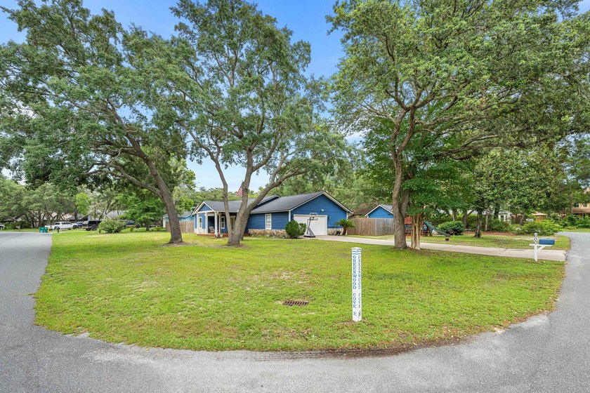 Beautifully renovated home tucked away on a quiet cul-de-sac in - photo 38