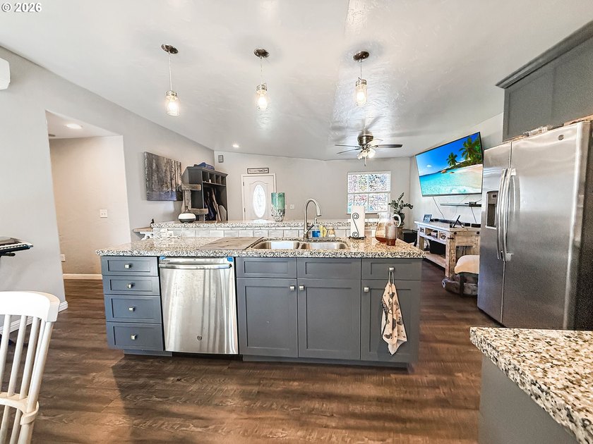 Beautifully updated and versatile property just a short distance - photo 7