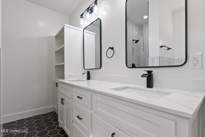 This beautifully crafted new construction home offers 4 bedrooms - photo 15