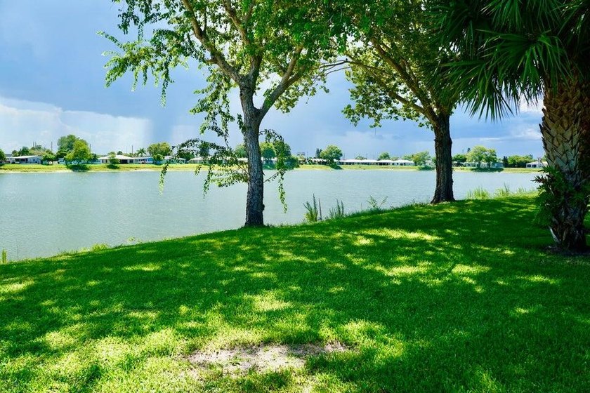 FREE GOLF! Located on a cul-de-sac this beautifully maintained - photo 26