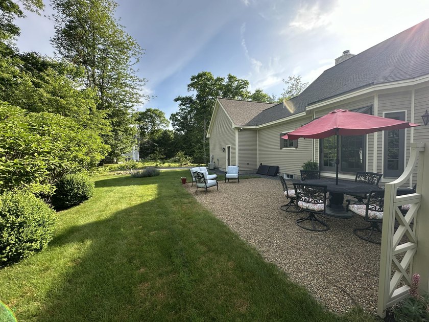 Welcome to 10 Driftwood Trail, an impeccably maintained custom - photo 12