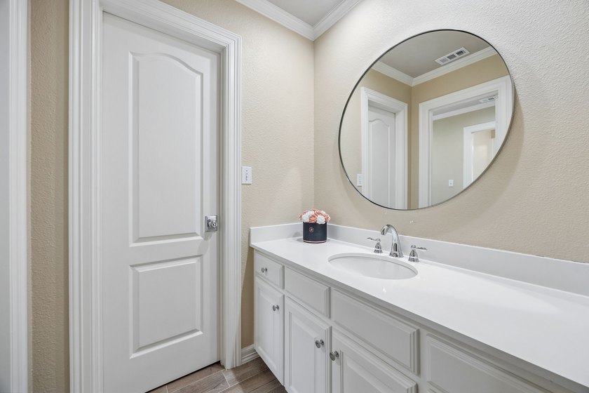 This sprawling 5-bedroom, 3.5-bathroom family estate offers - photo 26