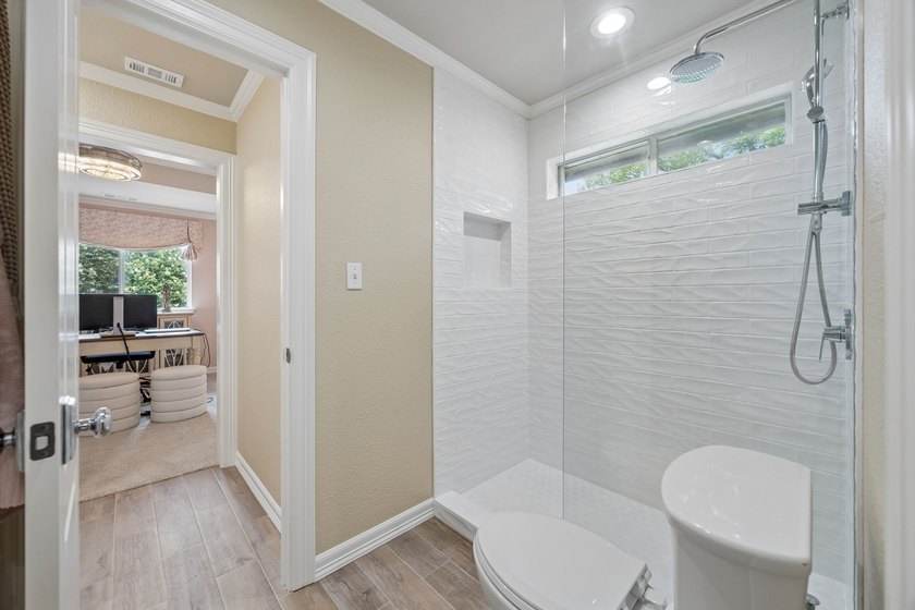 This sprawling 5-bedroom, 3.5-bathroom family estate offers - photo 28