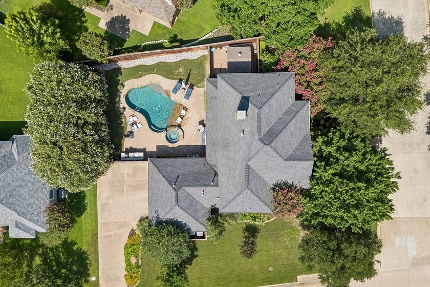 This sprawling 5-bedroom, 3.5-bathroom family estate offers - photo 40