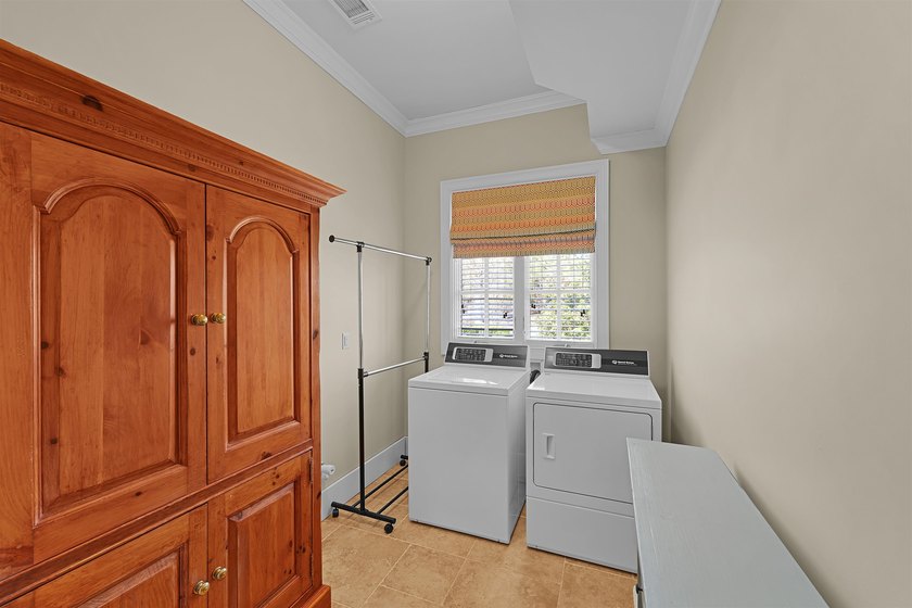 This elegant executive brick home offers luxury living and - photo 24